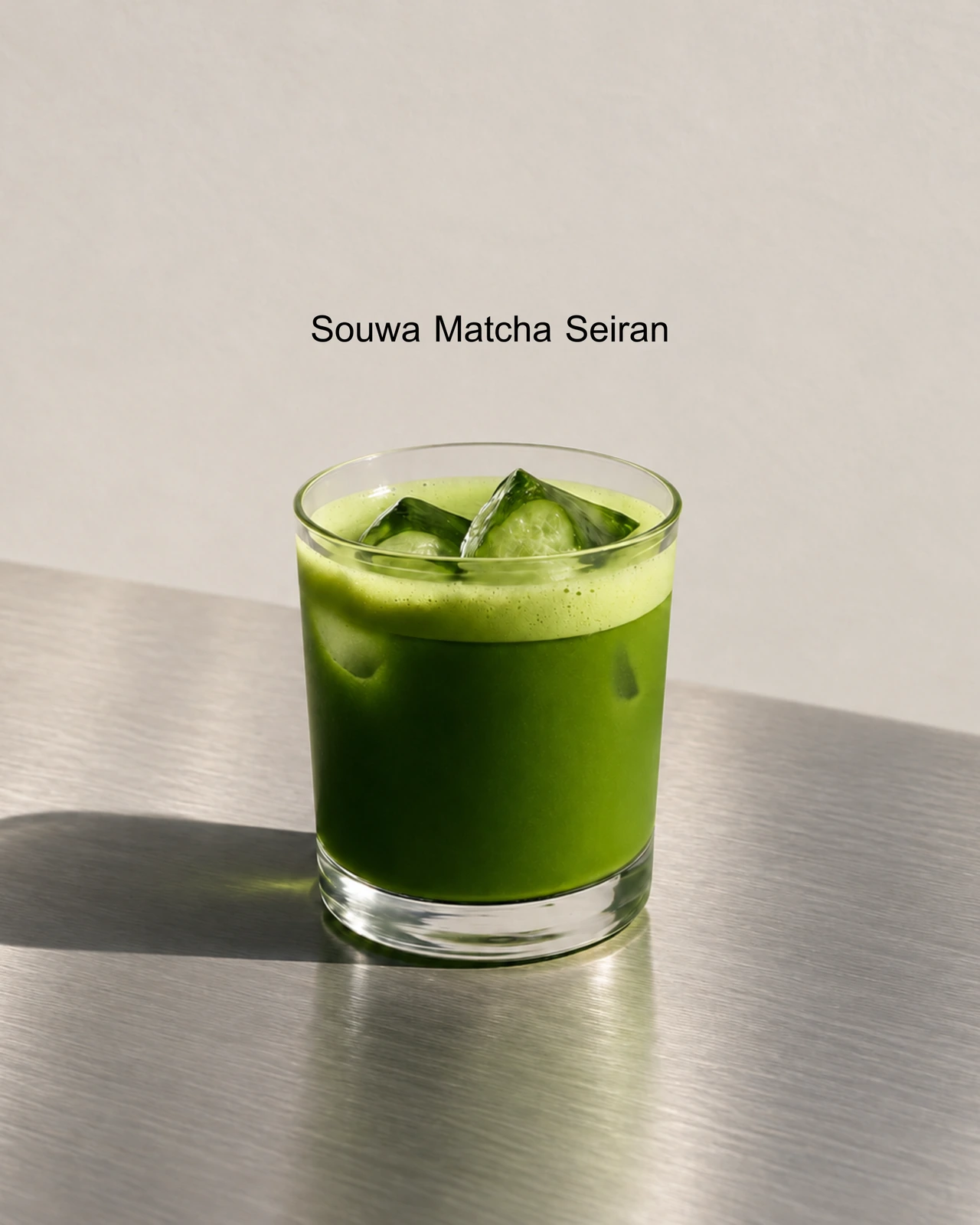 มัตจะเย็น Souwa Matcha Seiran ในแก้ว ท่ามกลางแสงธรรมชาติ