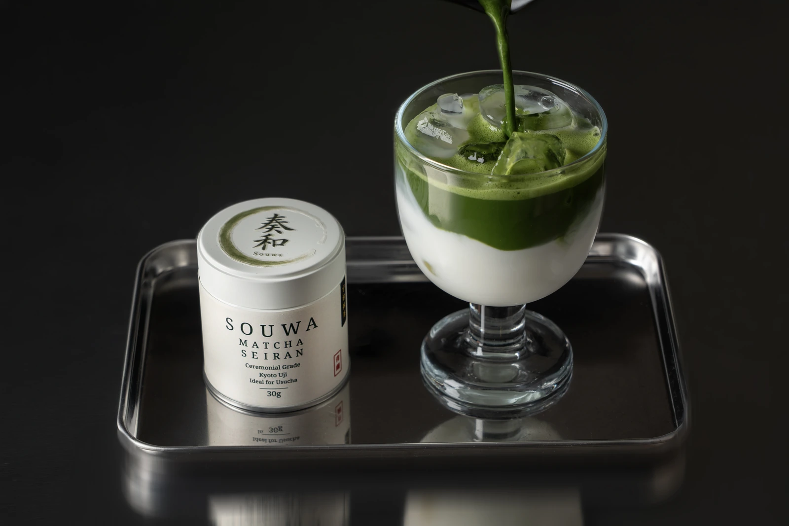 กระป๋อง SOUWA Seiran คู่กับแก้วมัตจะลาเต้เย็นที่กำลังเทมัตจะ